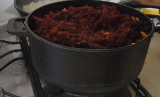 Peleu la remolatxa i les pastanagues, esbandiu i piqueu amb un robot d'aliments amb un ratllador. Transferiu la massa vegetal a una cassola especial per guisar, aboqueu-hi un got d'aigua i deixeu-ho bullir. Peleu la remolatxa i les pastanagues, esbandiu i piqueu amb un robot d'aliments amb un ratllador. Transferiu la massa vegetal a una cassola especial per guisar, aboqueu-hi un got d'aigua i deixeu-ho bullir.