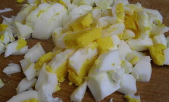 Dùng dao băm nhỏ trứng luộc.