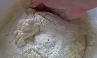 Adaugati toata faina si framantati aluatul cu mainile pana obtine o textura fina si densa. Adaugati toata faina si framantati aluatul cu mainile pana obtine o textura fina si densa.