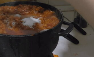Aboqueu la resta de l'oli a aquestes verdures, afegiu-hi tota la pasta de tomàquet, afegiu-hi les cebes fregides i amaniu amb les espècies indicades a la recepta (sal, sucre i vinagre). Aboqueu la resta de l'oli a aquestes verdures, afegiu-hi tota la pasta de tomàquet, afegiu-hi les cebes fregides i amaniu amb les espècies indicades a la recepta (sal, sucre i vinagre).
