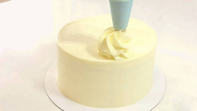 Crema de tort de catifea rosie