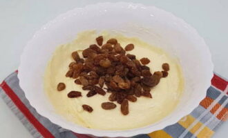 Rửa sạch nho khô đã ngâm, cho vào bột và trộn lại mọi thứ.