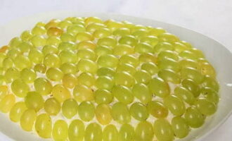 Ilagay ang gadgad na keso sa isang ikatlong layer, ang natitirang mayonesa na dressing, mga mani at magandang takpan ang buong ibabaw ng salad na may mga kalahating ubas. Bago ihain, bigyan ang salad ng kaunting oras upang mahawahan.