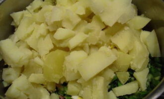 Cắt khoai tây thành khối giống như trứng và dưa chuột. Cho hành tây xắt nhỏ, trứng và khoai tây vào tô salad.
