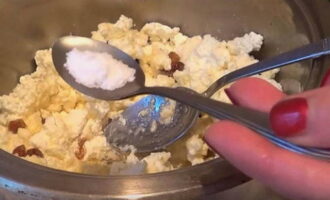Sărați aluatul. Apoi, folosește o lingură pentru a amesteca bine toate ingredientele până la omogenizare.