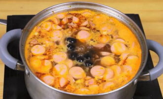 Khi kết thúc quá trình nấu, cho ô liu cắt thành từng khoanh tròn vào hỗn hợp, đổ nước muối dưa chuột vào, khuấy lại và lấy mẫu. Tắt lửa và để hỗn hợp ngâm trong 20 phút.