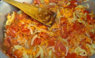 Pakuluan ang mga gulay sa mababang init, paminsan-minsang pagpapakilos, sa loob ng 30 minuto mula sa simula ng pigsa.
