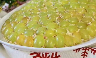 Ang inihandang Tiffany salad na may manok at ubas ay maaaring ihanda isang araw bago ang holiday, na sakop ng cling film at pinalamig. Mas magiging masarap ang ulam. Bon appetit!