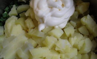 Cuối cùng, thêm sốt mayonnaise và muối vào món salad. Nhẹ nhàng trộn các thành phần với sốt mayonnaise và lấy mẫu.