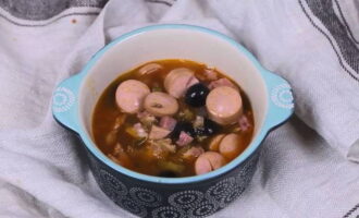 Đổ solyanka cổ điển đã chuẩn bị sẵn vào đĩa sứ, trang trí theo ý thích của bạn và dùng nóng cho bữa trưa. Chúc ngon miệng!