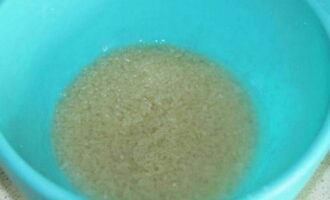 Sa panahong ito, banlawan ang bigas ng ilang beses ng malamig na tubig, at ang magaspang na butil na bigas ay pinakamainam para sa salad.