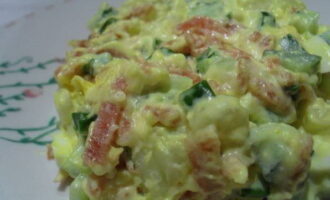 Bạn có thể phục vụ ngay món salad đã chuẩn bị với xúc xích hun khói và dưa chuột tươi trên bàn theo từng phần salad. Chúc ngon miệng!