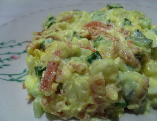 Salad với xúc xích hun khói