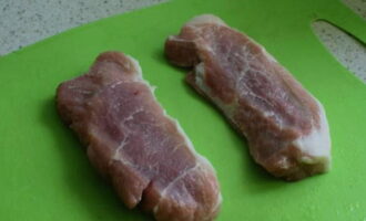 Com cuinar un plat de porc saborós i ràpid? Descongelem els filets de porc amb antelació, els rentem i els assequem.