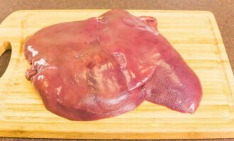 Seleccionem un tros adequat de fetge de porc, el netegem, l'esbandim i el posem en remull en aigua freda durant diverses hores. El millor és fer-ho amb antelació per estalviar temps.