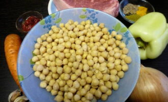 Primer de tot, recollir tots els ingredients per a un plat brillant i saborós. Poseu els cigrons en remull almenys 5 hores abans. Ho faig des del vespre. Un cop passat el temps, esbandiu-lo. Cobrir amb aigua freda i coure durant aproximadament una hora. Llegeix les instruccions del paquet.