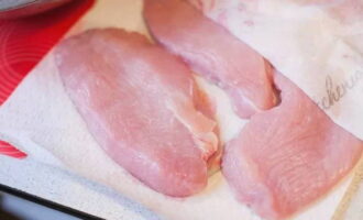Spoel de kalkoenborstfilet af en droog hem af met servetten. Verdeel in grote stukken.