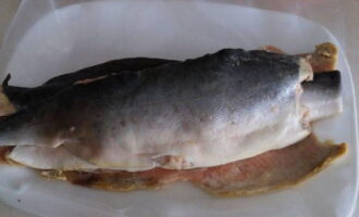 Ang pink salmon sa isang kawali ay napakadaling ihanda. Banlawan ang pink salmon fillet sa ilalim ng gripo at tuyo gamit ang mga napkin.