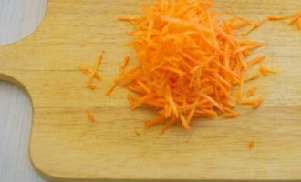 El salmó rosa amb ceba i pastanaga al forn és molt fàcil de preparar. Esbandiu dues pastanagues per treure la brutícia, rasqueu-les amb un ganivet o peleu-les amb un pelador de verdures. Raspallar en tires o convertir en encenalls amb un ratllador.