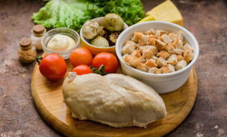 Ang pinakuluang salad ng manok ay napakadaling ihanda. Sa mesa, kolektahin ang mga kinakailangang sangkap para sa isang kamangha-manghang salad. Pakuluan ang manok nang maaga sa inasnan na tubig at ganap na palamig. Ang parehong salad ay maaaring ihanda sa inihurnong o pinausukang manok.