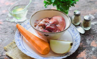 Cum să gătești un preparat delicios din ficat de pui? Pe masă, colectați produsele necesare pentru un ficat delicat. Scoateți stratul superior din ceapă. Clătiți morcovii de nisip folosind un curățător de legume și îndepărtați pielea.