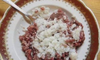 Les mandonguilles en salsa de tomàquet i crema agra són molt fàcils de preparar al forn.Rentar l'arròs en diverses aigües, bullir fins que estigui tendre i posar-lo en un colador per escórrer l'excés de líquid. Barrejar el cereal amb la carn picada. Afegiu sal al vostre gust.