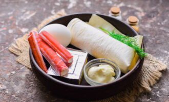 Förbered alla ingredienser på din arbetsyta för att förbereda ett otroligt gott mellanmål. Skölj först kycklingäggen och koka dem i saltat vatten. Ägg ska vara hårdkokta.