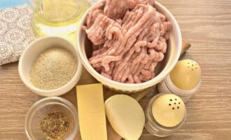 Verzamel op tafel de benodigde ingrediënten voor het vleesgerecht. Verwijder het vel van de ui.