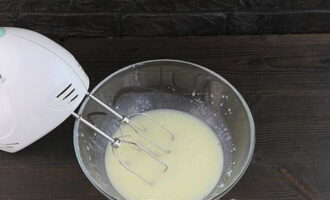 Fursecurile din turtă dulce pot fi preparate cu ușurință acasă. Puneți chefirul, oul, două tipuri de zahăr și sare într-un castron adânc. Bateți totul cu un mixer până la omogenizare.