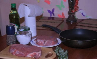 Hur lagar man en läcker kötträtt? Vi kommer att förbereda de nödvändiga produkterna enligt listan. Tina oxfilén i förväg och skär den i lika tjocka biffar.