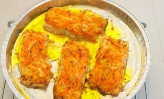 Preescalfeu el forn posant el dial a 160 graus. Posar el peix al forn i coure durant 20 minuts.