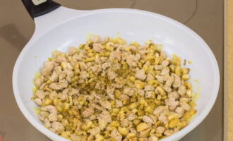 Muối và hạt tiêu, trộn và nấu trong khoảng 10-15 phút.