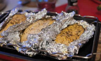 Serveer de sappige, heerlijke kalkoen in porties. Voeg indien gewenst uw favoriete bijgerecht of verse groenten toe. Eet smakelijk!