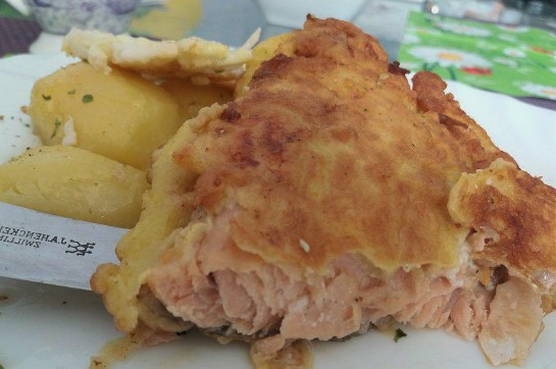 Pink na salmon sa isang kawali