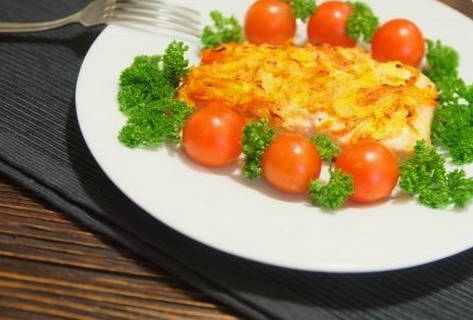 Salmó rosa amb ceba i pastanaga al forn