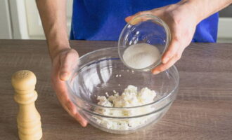 Transferiu el producte preparat a un bol gran. Ho complementem amb dos tipus de sucre i sal. Barrejar bé.