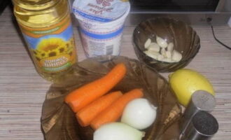 Clătiți morcovii sau răzuiți-i cu un cuțit. Scoateți coaja cu un curățător de legume. Scoateți coaja de usturoi și ceapă și clătiți.