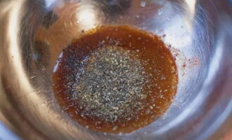 Bereid de marinade voor.Pers het sap van een citroen in een diepe kom en giet 4 eetlepels olijfolie. Breng op smaak met zwarte peper en chili, voeg paprika en Provençaalse kruiden toe. Voeg wat zout toe en roer.
