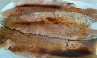Ibuhos ang lemon juice at toyo sa ibabaw ng inihandang fish fillet. Itabi para mag-marinate ng 15 minuto. Maaaring hindi gamitin ang toyo.