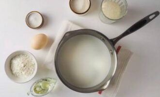 Turnați o jumătate de litru de lapte într-o cratiță, adăugați sare și zahăr. Se încălzește la foc moderat până devine clocotită.
