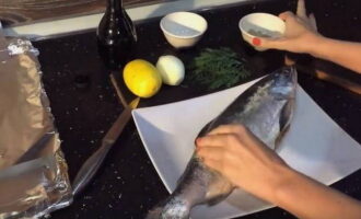 Keverjük össze a sót és az őrölt fehér borsot. Dörzsölje be a halat kívül-belül aromás fűszerekkel. 15 percig hagyjuk pácolódni. Ha szükséges, használja kedvenc fűszereit.