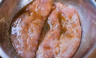 Leg de stukken filet in de marinade en druk met uw handen aan tot de stukken volledig bedekt zijn.