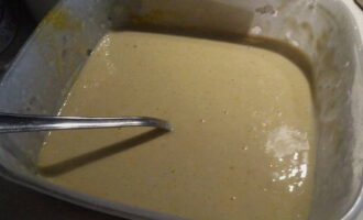 Habang nag-marinate ang pink salmon, ihanda ang batter. Sa isang malalim na lalagyan, pagsamahin ang mga itlog ng manok at gatas, iling hanggang makinis. Salain ang harina, timplahan ng turmerik, asin at pinaghalong paminta. Haluin gamit ang whisk para walang bukol.