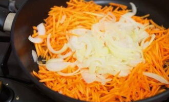 Col·loqueu les verdures en una paella calenta amb el fons untat amb oli.