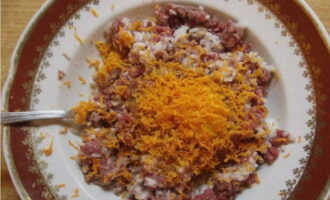 Dividiu les pastanagues pelades en dues parts: ratlleu-ne la meitat amb un ratllador fi i aboqueu-les a la carn picada, deixant les tres restants en un ratllador de borratja per a la salsa.