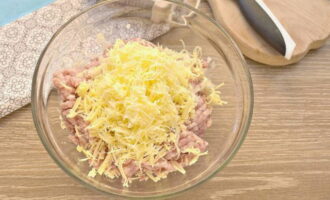 Maal 100 gram harde kaas en voeg toe aan het gehakt.