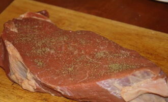 Gnid in arbetsstyckena generöst med salt och mald svartpeppar.