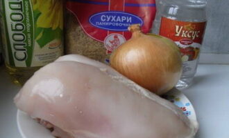 Pregătiți toate ingredientele pentru preparat conform rețetei. Clătiți fileul de pui cu apă rece și uscați cu un șervețel.
