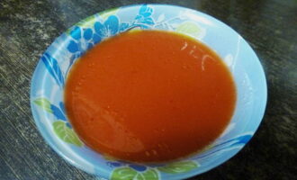 Col·loqueu 2 cullerades de pasta de tomàquet d'alta qualitat en un bol, afegiu-hi aigua calenta, sucre i remeneu fins que quedi suau.