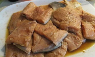 Gupitin ang marinated pink salmon fillet sa nais na mga piraso ng laki.
